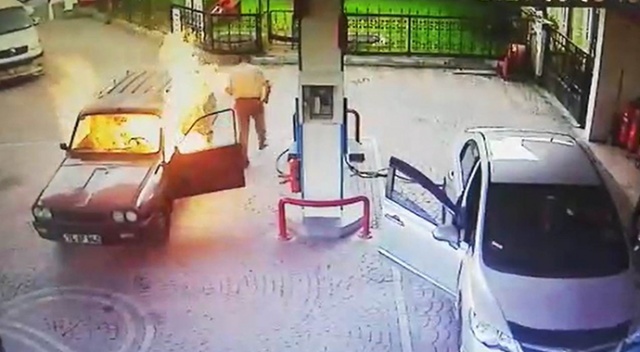 Alev topuna dönen aracın içinde kaldı!