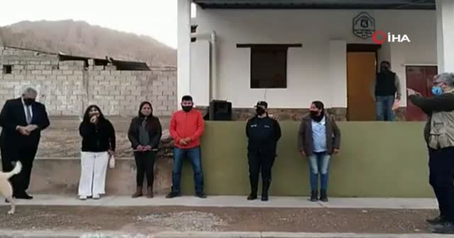 Belediye başkanına şok! Konuşma yaparken köpek bacağına işedi