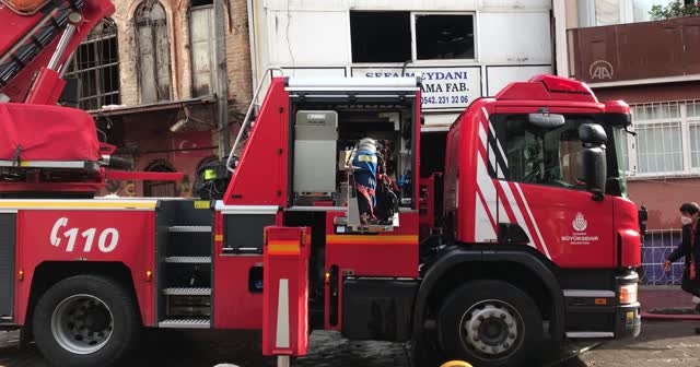 Beyoğlu'nda halı yıkama atölyesinde yangın