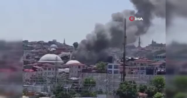 Eminönü'nde havai fişek satışı yapılan dükkanda yangın