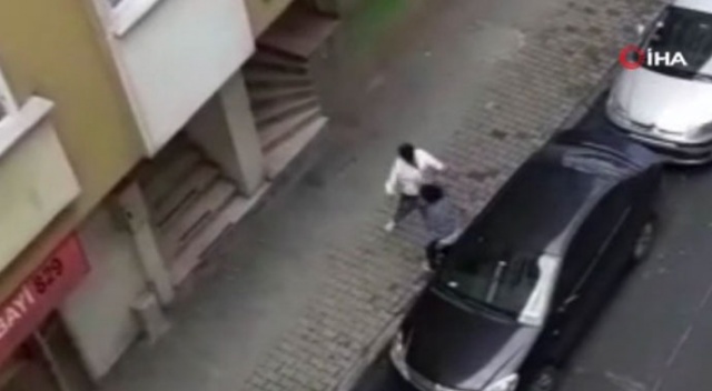 Kadına şiddet her yerde! Hamile karısını sokak ortasında dövdü