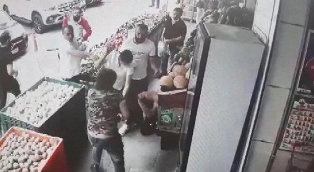 Manavı soğanla dövdüler! O anlar kamerada