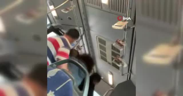 Metrobüste kavga! Tekme ve yumruklar havada uçuştu