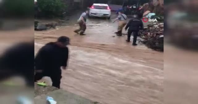 Ödemiş’i sağanak vurdu: Sele kapılan bir araç kurtarıldı