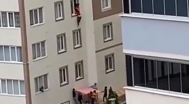 Pencereden sarkan adam son anda kurtarıldı