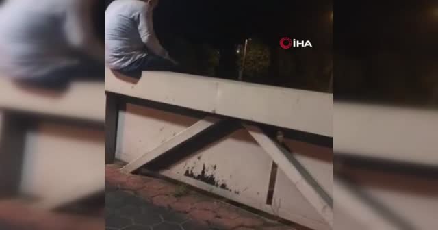 Üst geçitte intihara kalkıştı: Bekçiden son anda müdahale