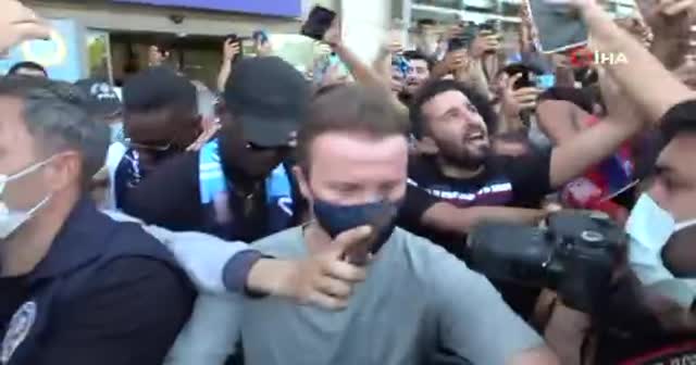 Adana'da Balotelli coşkusu: Birbirlerini ezdiler