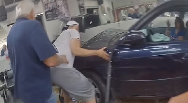 Arabanın altında kalan 8 aylık bebeği polis kurtardı