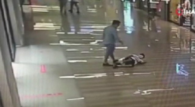 AVM'de çocuğa tekme tokat dayak kamerada
