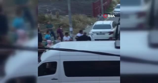 Düğün konvoyunu bırakıp minibüs şoförünü dövdüler