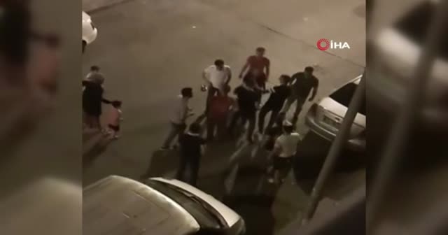 Eşini dövdü, çevreden tepki gelince arkasına saklandı