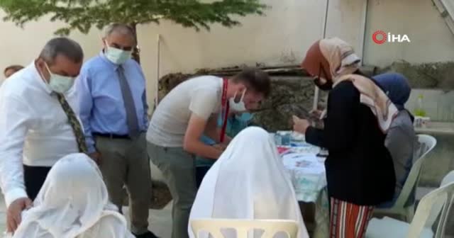 İl sağlık müdürü, aşı olmak isteyen ninenin kapısına gitti
