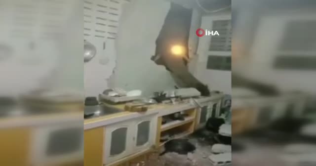 Karnı acıkan fil, bir evin mutfağına girdi