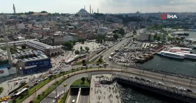 Kısıtlamasız ilk pazarda vatandaşlar Eminönü'ne akın etti