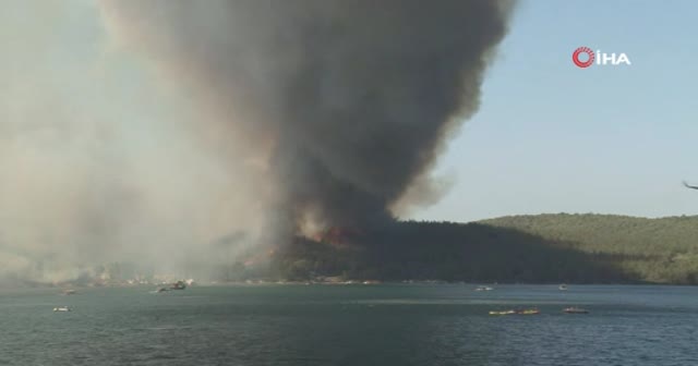 Milas'ta orman yangını sebebiyle oteldeki vatandaşlar teknelerle tahliye edildi