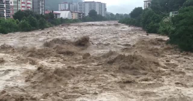 Rize'yi sağanak vurdu: Arılı Deresi taştı