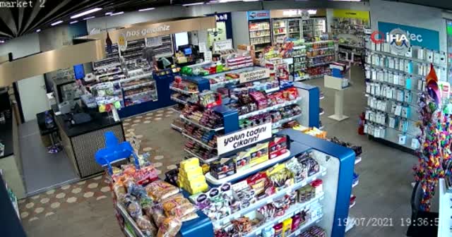 Sahibinden kaçan dana markete daldı