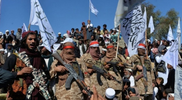 Afganistan’da bayrak protestosu kanlı bitti! 2 ölü 12 yaralı
