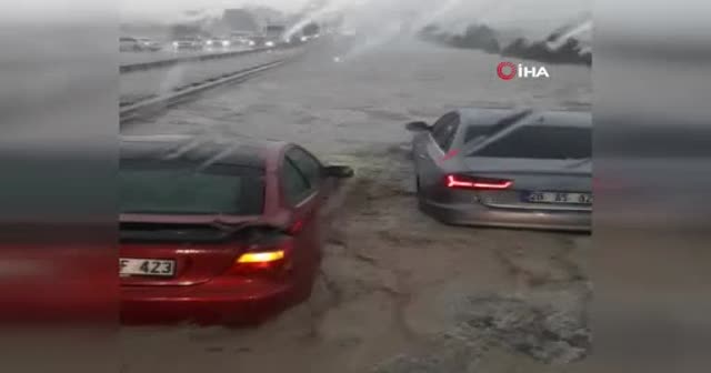 Ankara'da sağanak yağış yolları göle çevirdi