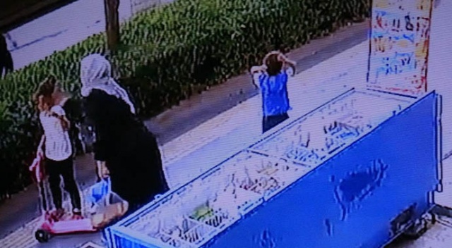 Elindeki dondurmayı düşüren çocuklarını dövdü! O anlar kamerada