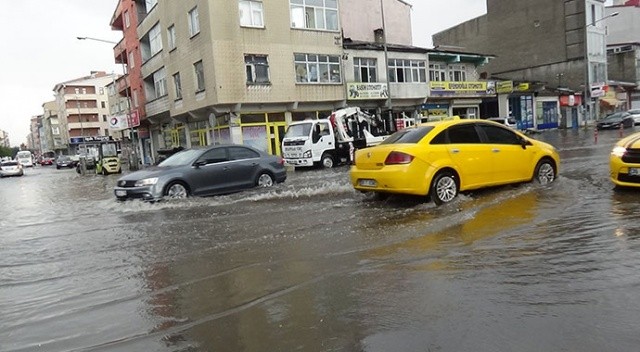 Kars’ta sağanak yağmur! Caddeler gölete döndü