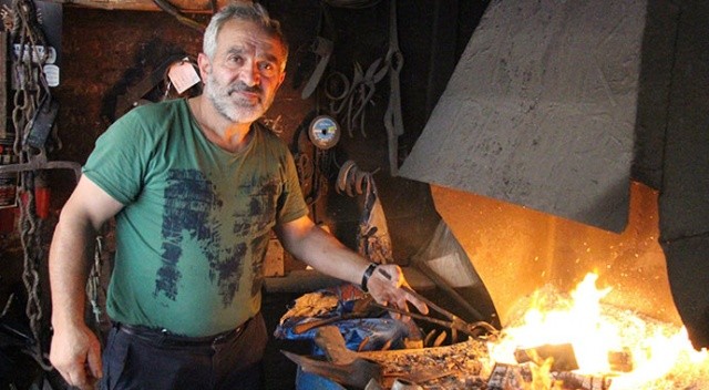 Memuriyet yerine baba mesleği olan demirciliği seçti