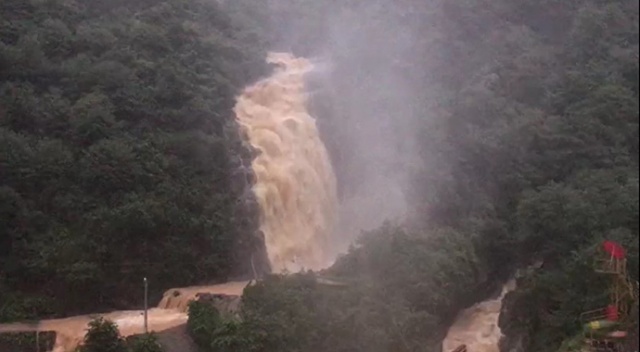 Rize'de Ağaran Şelalesi taştı, yollar kapandı