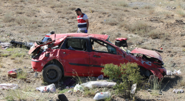 Şarampole uçan otomobilde anne ve oğlu hayatını kaybetti