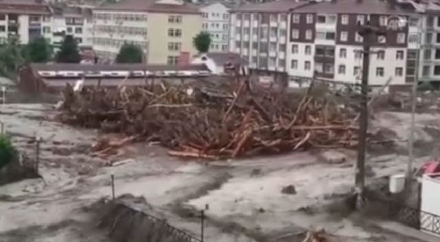 Sel köprüyü yuttu... Vatandaşlar şoku yaşadı!