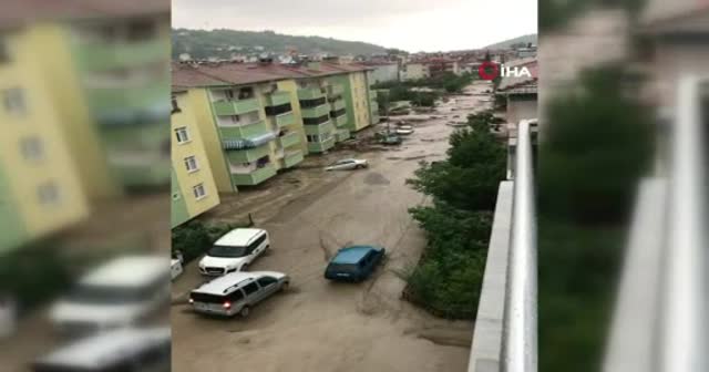 Sel sularında aracında mahsur kalan adam son anda böyle kurtuldu