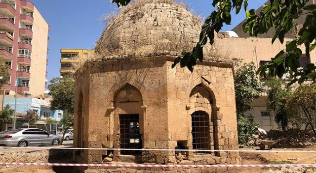 Tarihi kümbetin restorasyonu sırasında 3 mezar bulundu