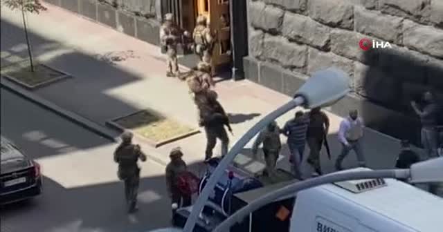 Ukrayna'da bir kişi el bombasıyla hükümet binasına girdi