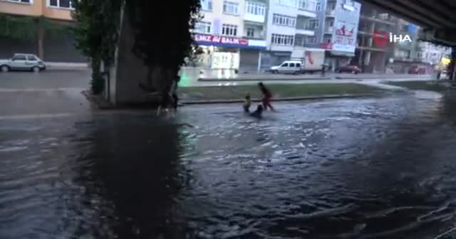 Yağmur suları eğlenceleri oldu