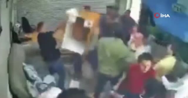 "Bu nasıl yemek" deyip tekmek tokat saldırdılar