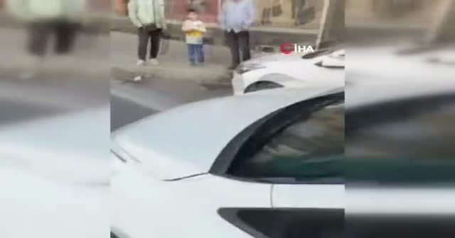 2 yaşındaki çocuğun olduğu aracı taşladı! Dehşet anları kamerada