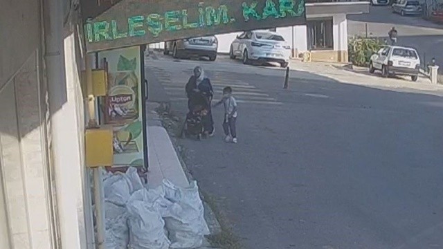 30 metre ilerleyen bebek arabası 3 metreden düştü