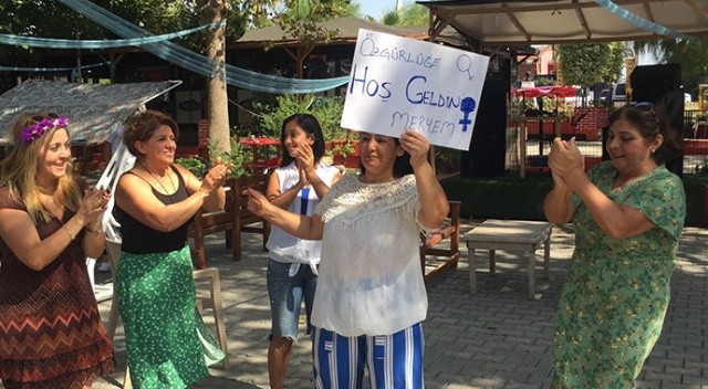 8 yıl sonra şiddet gördüğü eşiyle boşandı: ‘Erik Dalı’ ile kutladı