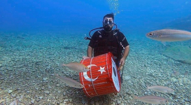 Çılgın davulcu! Denizin dibinde ve gökyüzünde davul çaldı