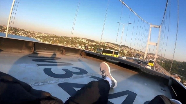Çılgın youtuber bu kez de Avrupa'dan Asya kıtasına metrobüsün üstünde geçti