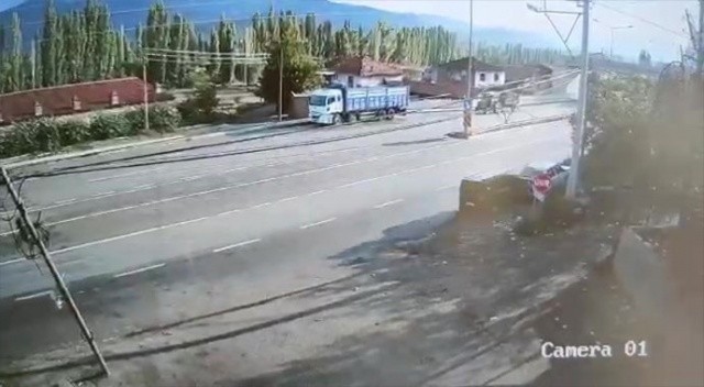 Direksiyon başında uyuya kaldı! Yol kenarındaki otomobile çarptı