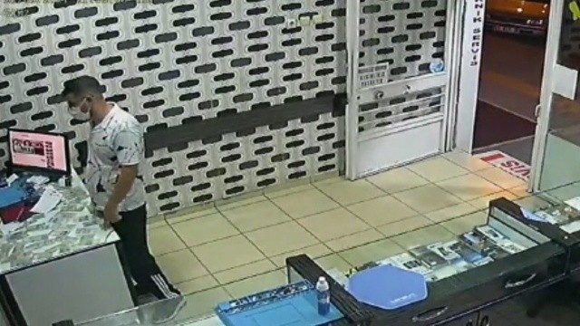 Hırsız, 5 sağlam telefon yerine bozuk olanı çaldı