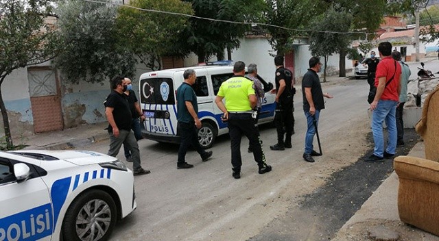İki grup sokak ortasında pompalı tüfekle birbirlerine girdi!