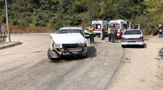 İki otomobil kafa kafaya çarpıştı! 7 kişi yaralandı