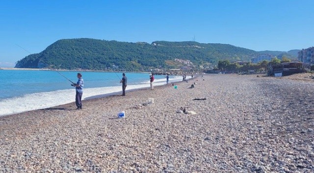 Kastamonu’da oltasını alan denize koştu! Kova kova balık tuttular