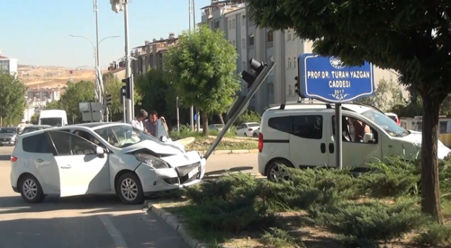 Kontrolden çıkan otomobil trafik ışıklarına çarparak durabildi