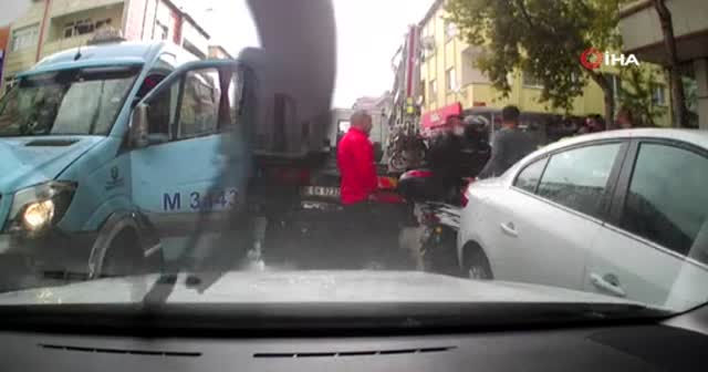 Minibüsçü trafiğin ortasında kasklı motosikletliye kafa attı