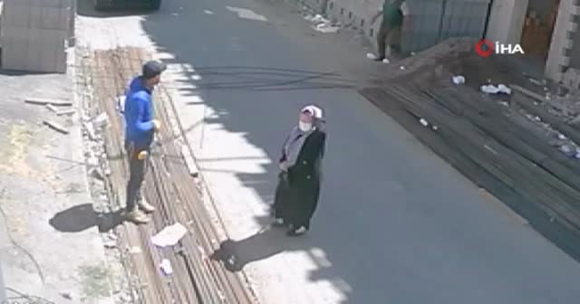 O anlar kamerada! Kafasına inşaat demirleri düşen kadın ölümden döndü