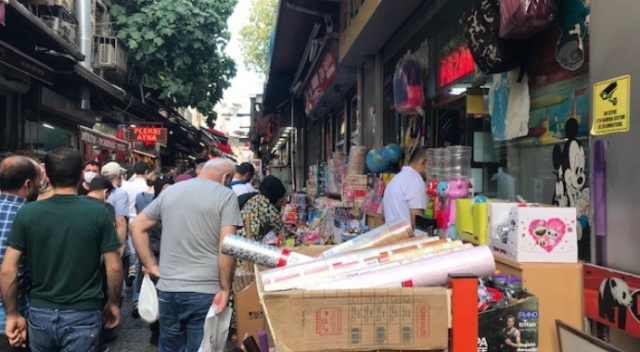 Okul alışverişi için veliler Eminönü'ne akın etti