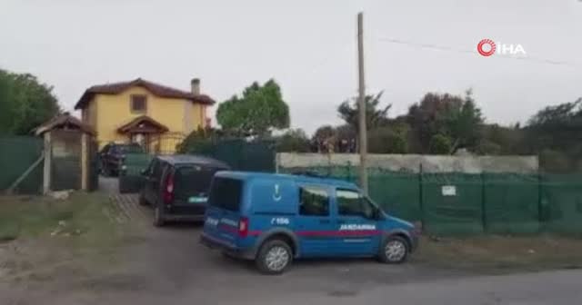 Pendik'te villanın bahçesine gömülü silah bulundu