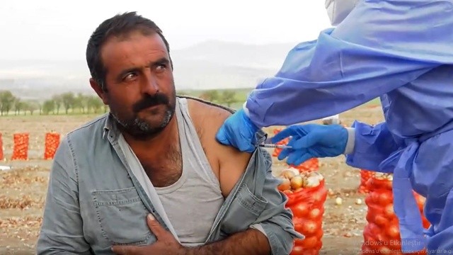 Sağlık Bakanı Koca paylaştı! Soğan tarlasında koronavirüs aşısı